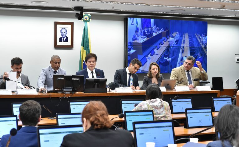 Deputados criticam preço das passagens aéreas no Brasil; empresas alegam alto custo operacional